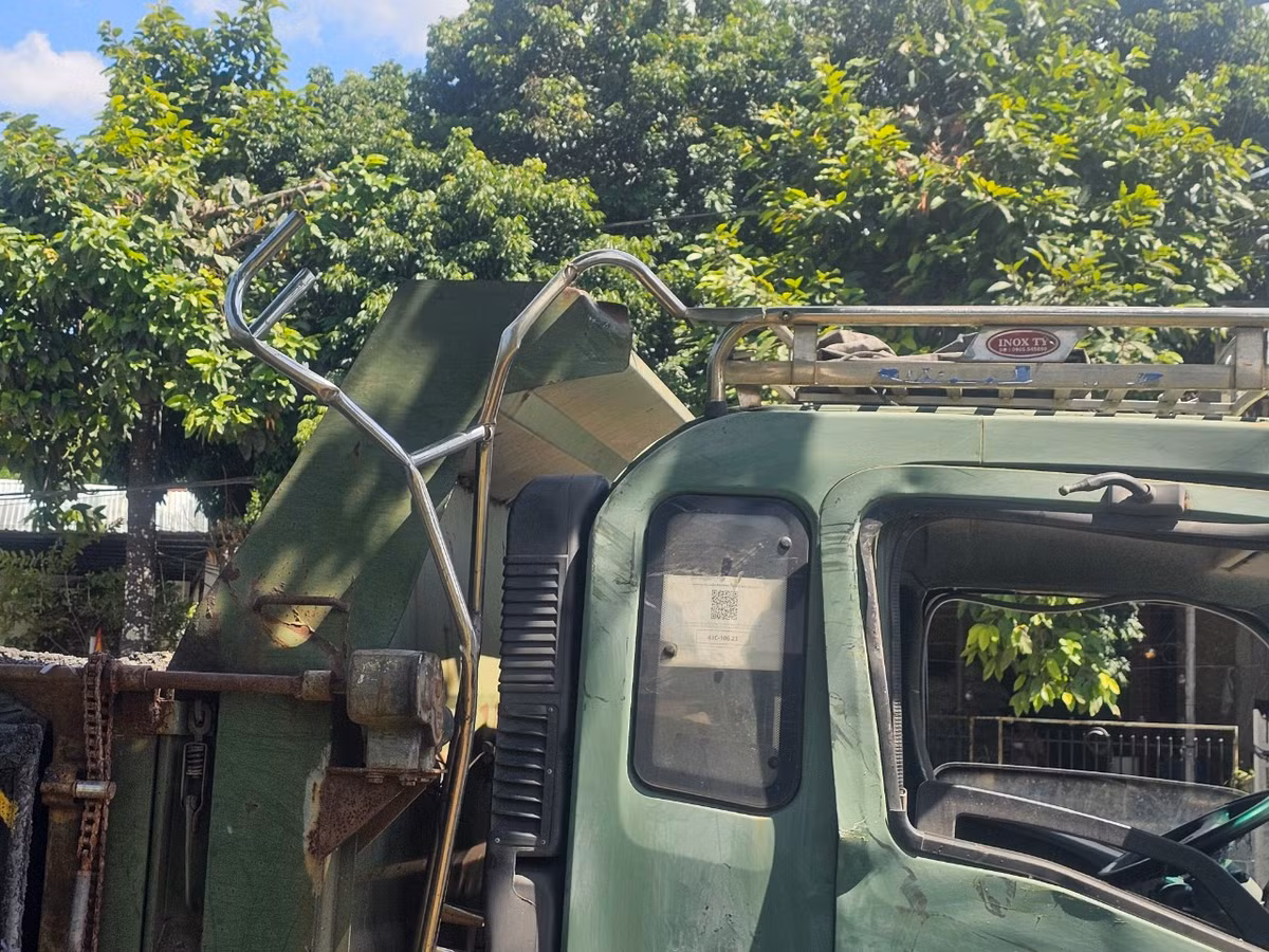 Cú va chạm khiến chiếc xe tải gây tai nạn bị "bung càng".