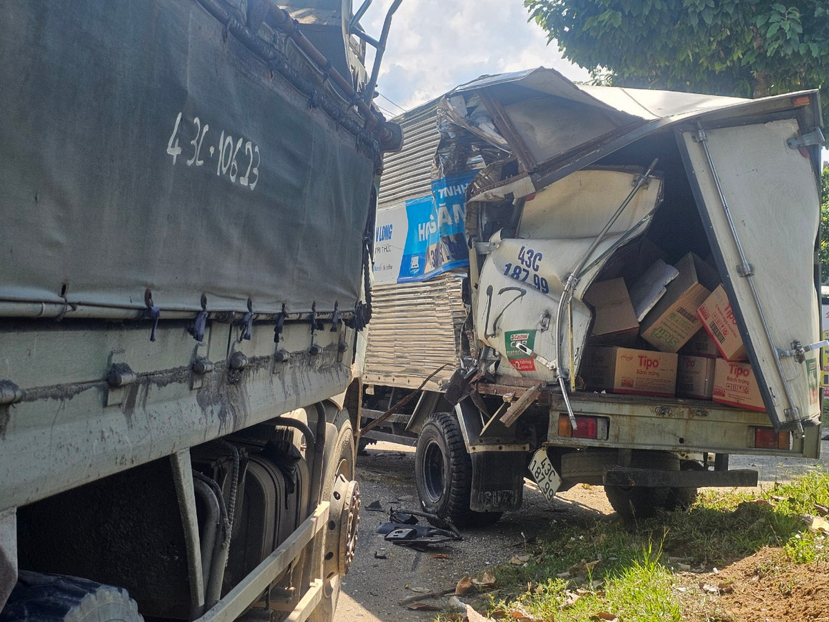 Lúc này, xe tải cỡ nhỏ mang BKS 43C - 187.99 chở đầy hàng đang đậu sát lề đường.