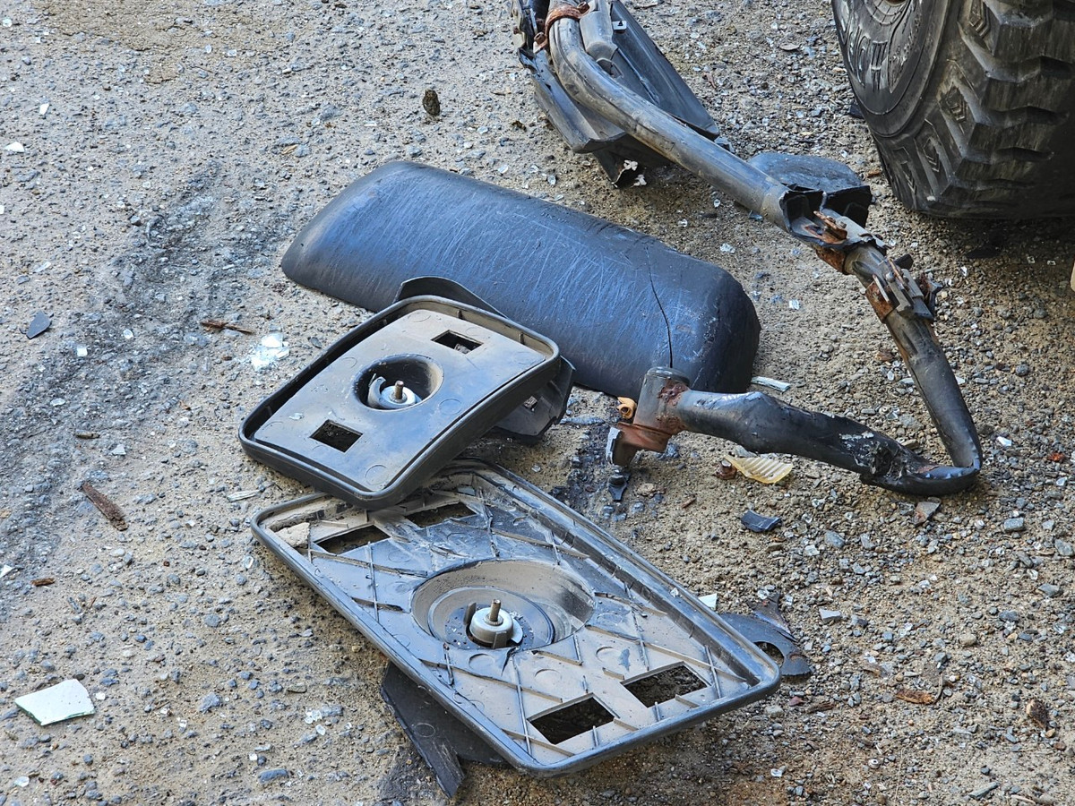 Mảnh vỡ từ các phương tiện văng tung tóe.