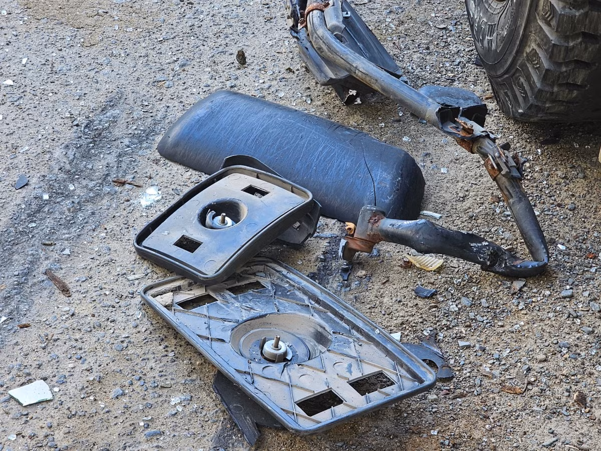 Mảnh vỡ từ các phương tiện văng tung tóe.