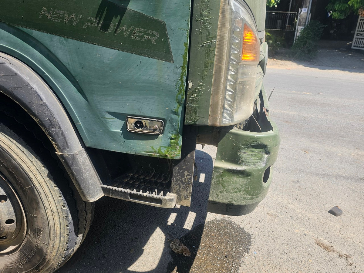 Nguyên nhân ban đầu được cho là do tài xế xe tải 43C-10623 thiếu quan sát dẫn đến va chạm.