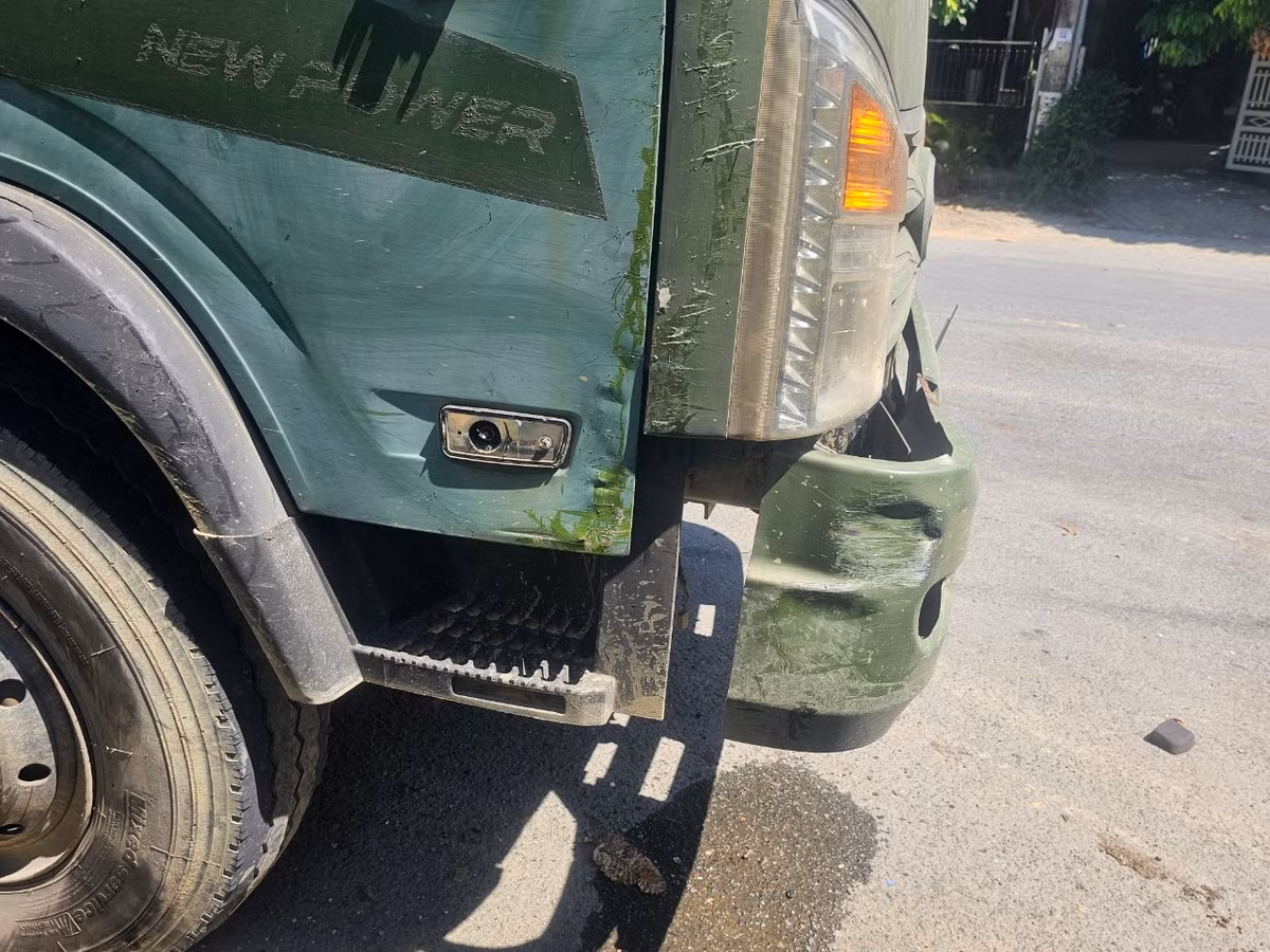 Nguyên nhân ban đầu được cho là do tài xế xe tải 43C-10623 thiếu quan sát dẫn đến va chạm.