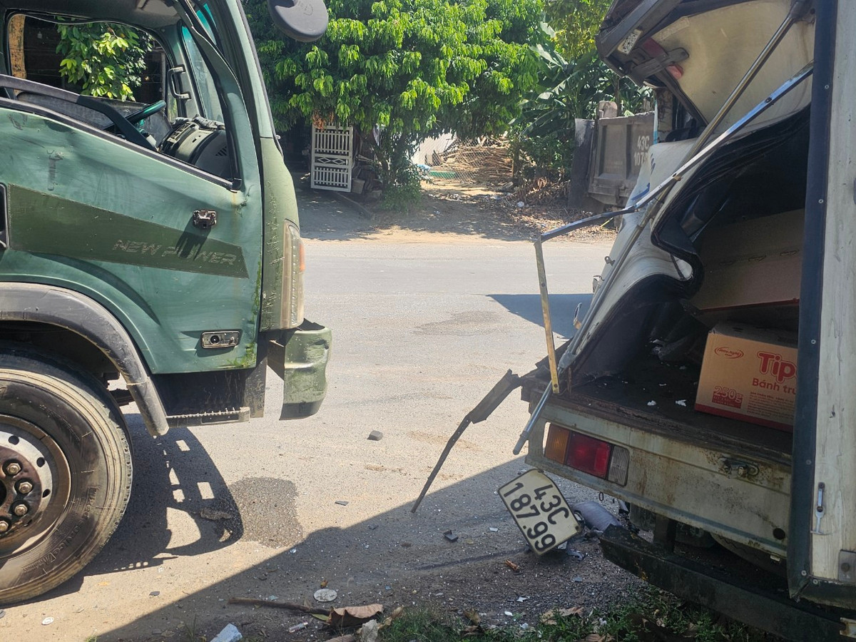 Bất ngờ, xe tải mang BKS 43C- 43C-10623 đang lưu thông theo hướng từ trung tâm thành phố đi Hòa Ninh lao tới tông thẳng vào đuôi xe chở hàng.