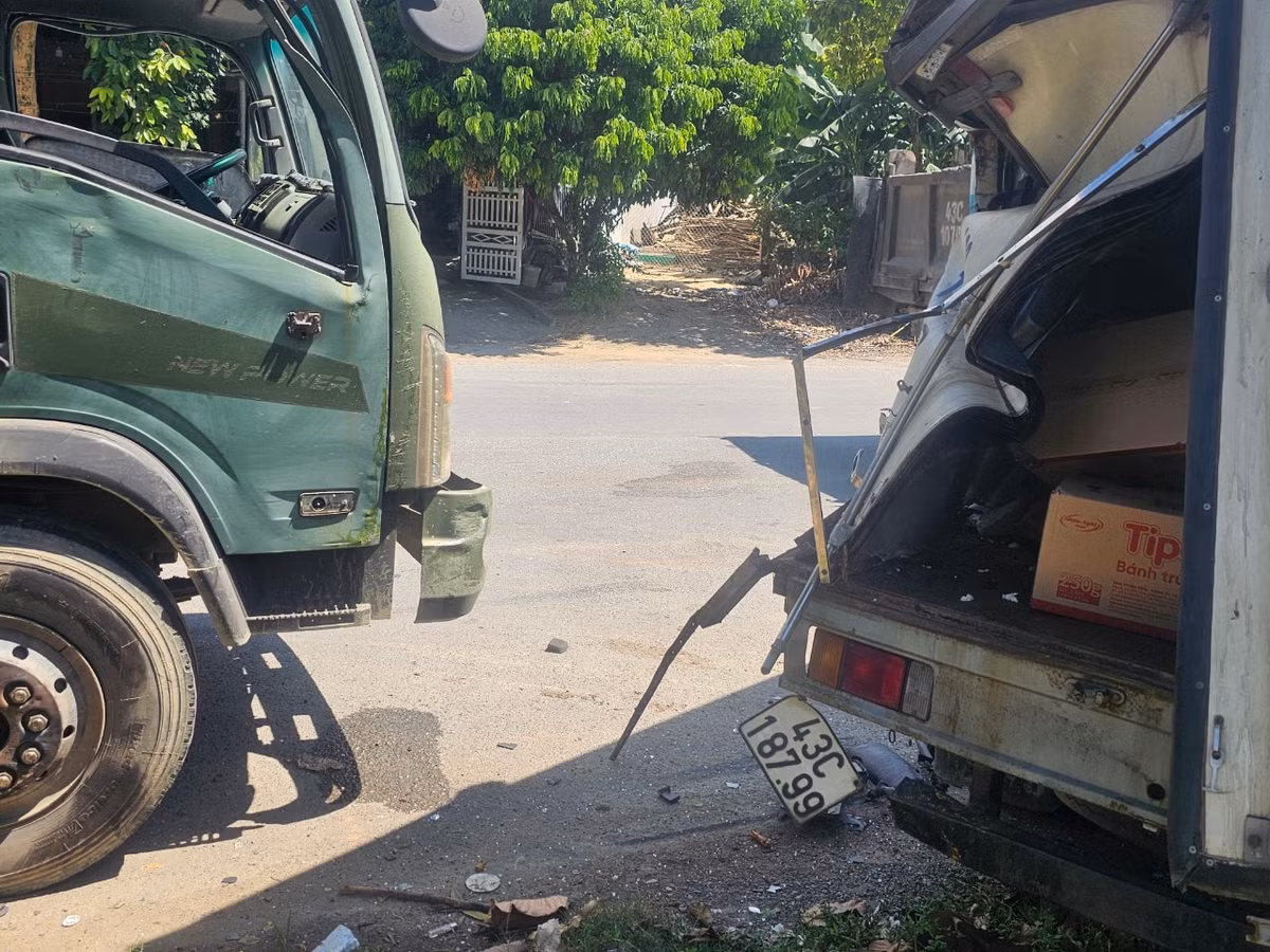 Bất ngờ, xe tải mang BKS 43C- 43C-10623 đang lưu thông theo hướng từ trung tâm thành phố đi Hòa Ninh lao tới tông thẳng vào đuôi xe chở hàng.