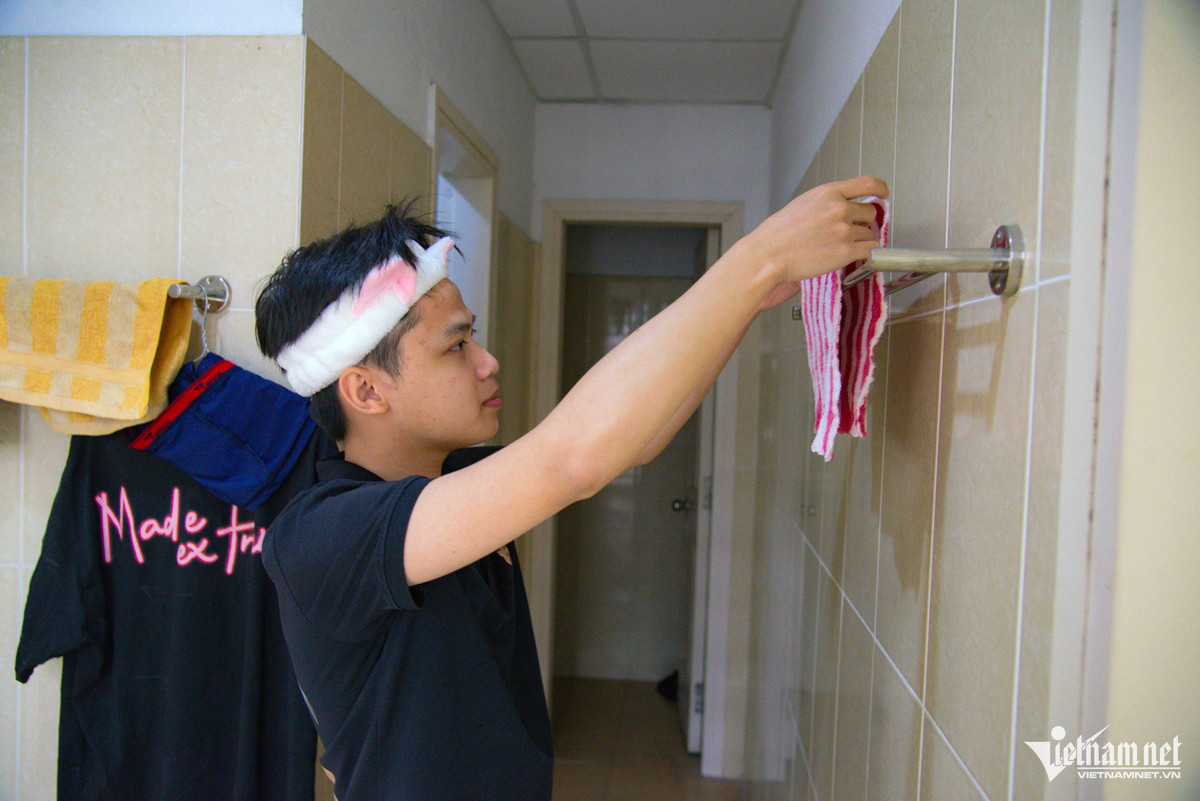 Còn bạn trẻ Tạ Duy Khang (Đại học Bách Khoa) cho biết, từ ký túc xá đến trường, cậu chỉ có thể di chuyển bằng xe buýt tuyến số 21. "Vào giờ cao điểm, cả tiếng mới có một chuyến đi qua. 7h vào lớp, em phải đi học từ 5h30 sáng”, Khang nói. Hiện mạng lưới giao thông công cộng khu vực này chưa thuận tiện, có ít tuyến xe buýt từ đây đến các trường đại học và cao đẳng.