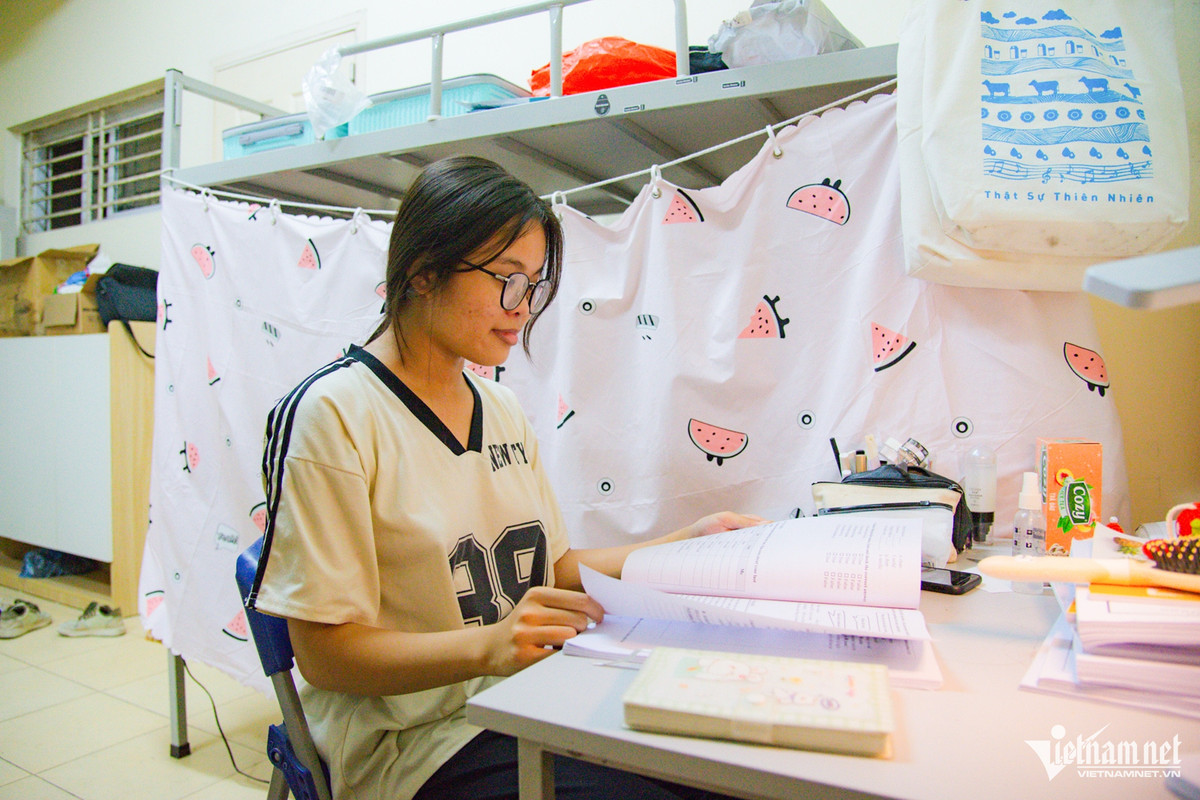 Lương Thủy Tiên (18 tuổi, Trường Cao đẳng Y tế Bạch Mai) cho biết, cô đến khu ký túc xá này ở qua sự giới thiệu của nhà trường. "Ưu thế lớn nhất là giá phòng rẻ song cũng còn nhiều bất cập: phòng xuống cấp; nước bẩn; điện cầu thang hỏng. Có 5 thang máy nhưng cũng chỉ dùng được 1, thường xuyên phải bảo dưỡng. Có hôm em phải chạy bộ từ tầng 16 xuống để đi học”, Tiên chia sẻ.