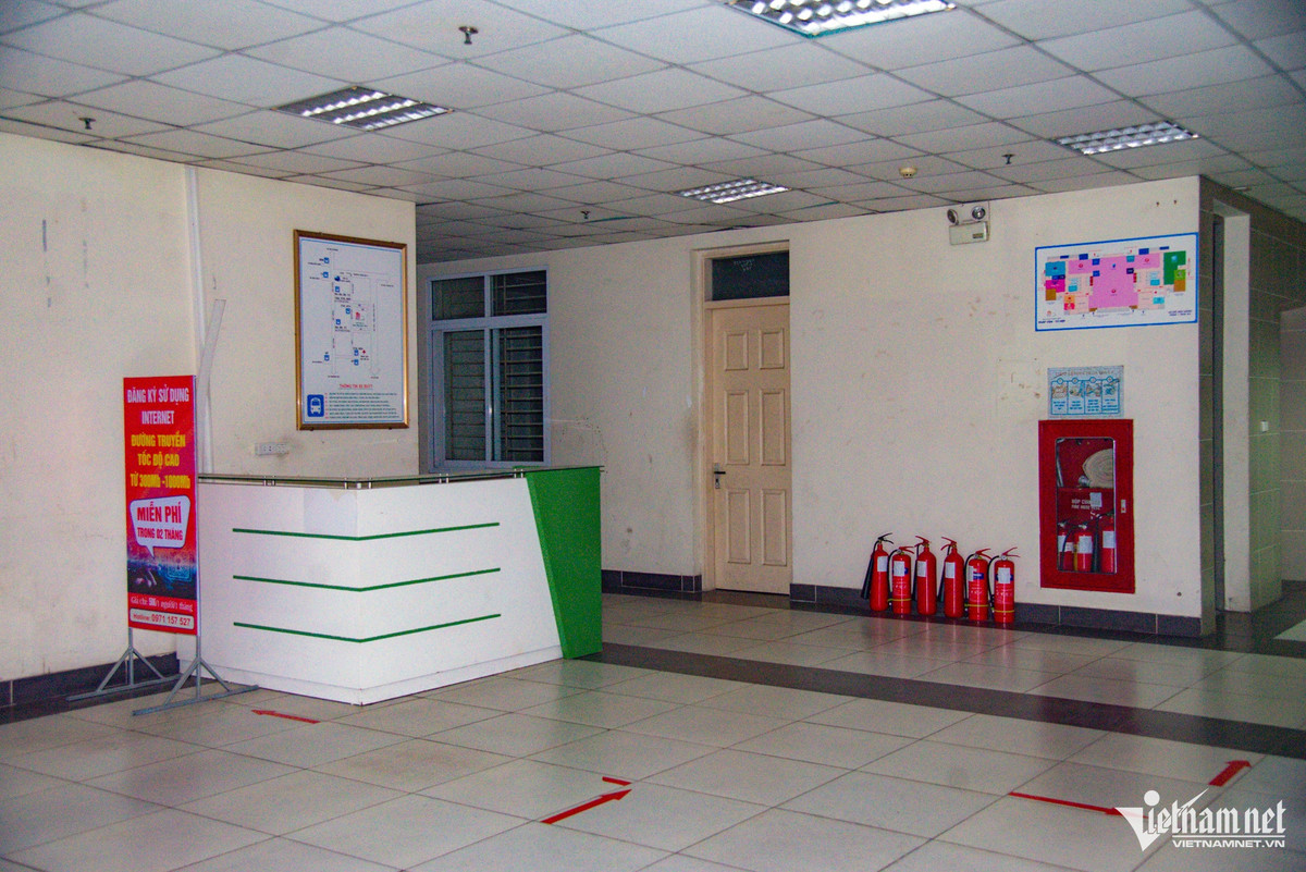 Cách đây hai năm, nơi đây từng được sử dụng để làm khu vực cách ly bệnh nhân Covid-19. Sau khi đại dịch qua đi, tòa nhà trở về trạng thái không người. Bảng hiệu, bảng chỉ dẫn hiện vẫn còn ngổn ngang chưa được xử lý.