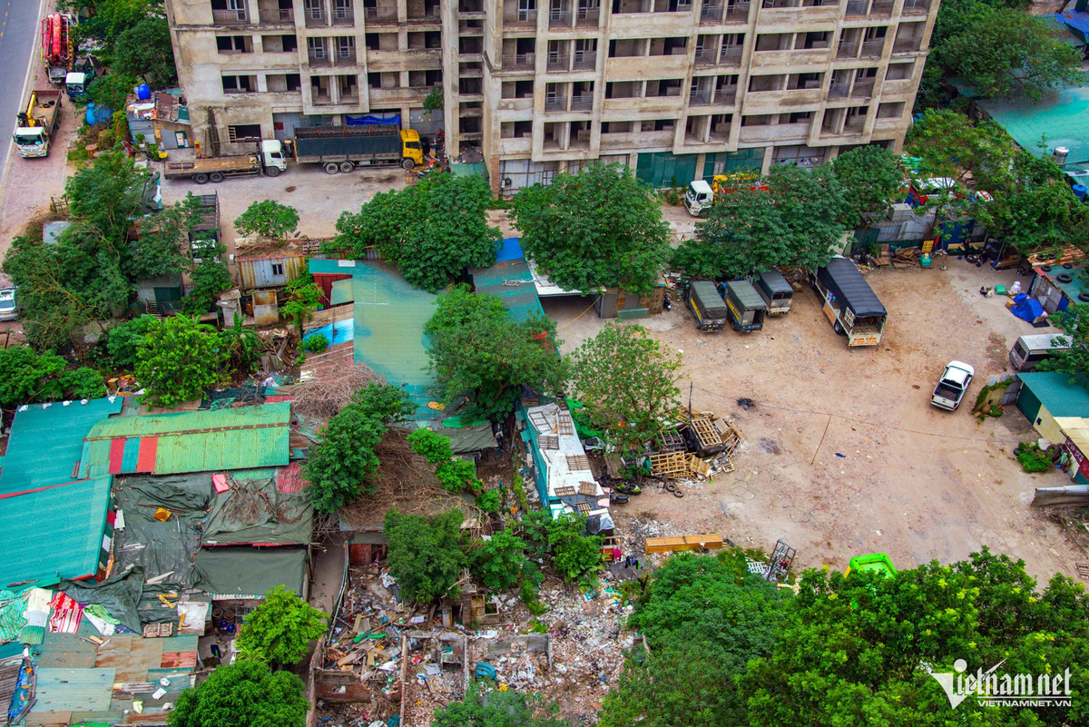 Xung quanh ký túc xá mọc lên nhiều bãi đỗ xe, gara sửa ô tô, ki-ốt kinh doanh gây nhếch nhác, mất mỹ quan.