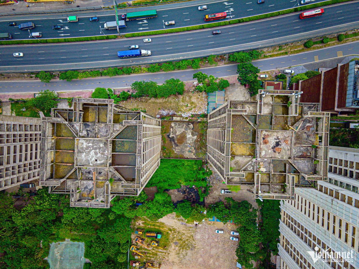 Tầng mái của các tòa nhà bị đọng nước mưa, phơi nắng dẫn đến thấm dột; nhiều bức tường bị rêu mốc, nứt nẻ, lan can hoen gỉ…