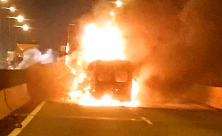 Cú tông khủng khiếp khiến chiếc xe khách cắm chặt vào sau xe đầu kéo rồi bốc cháy dữ dội...