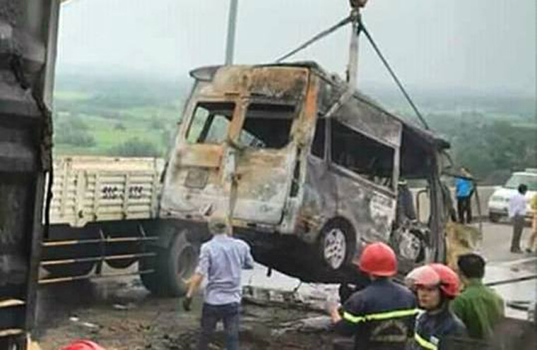 Cứu hộ đưa chiếc xe khách rời khỏi hiện trường để giải tỏa giao thông.