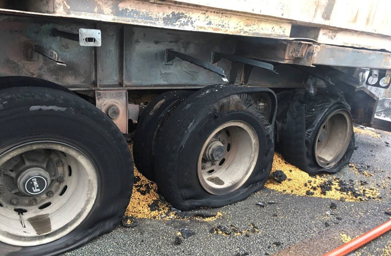 Chiếc xe đầu kéo container tại hiện trường sau vụ cháy.