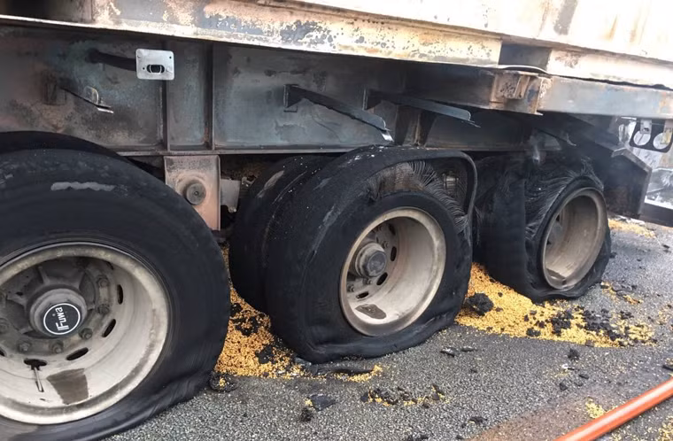 Chiếc xe đầu kéo container tại hiện trường sau vụ cháy.