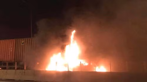 Hiện trường xe khách 16 chỗ tông xe đầu kéo container rồi bốc cháy dữ dội trên cao tốc HLD.