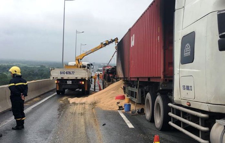 Cầu Long Thành trên cao tốc HLD (hướng từ các tỉnh về TPHCM) được phong tỏa hoàn toàn để xử lý sự cố. Giao thông trên cao tốc theo hướng lưu thông nói trên bị tê liệt khiến phương tiện xếp hàng dài nhiều km. Nhân viên đường cao tốc đã hướng dẫn phương tiện từ nút giao QL51 chọn hướng đi qua QL1 để về TPHCM.