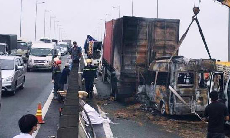 Thi thể các nạn nhân đang được đưa ra ngoài để chuyển về bệnh viện tiếp tục khám nghiệm, điều tra nguyên nhân xe khách tông container.