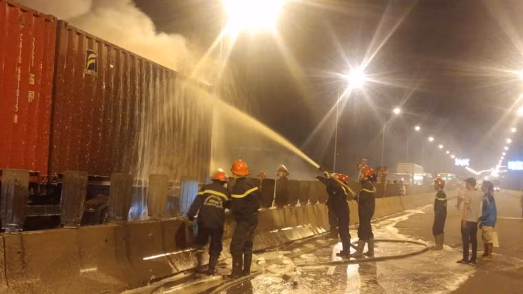 Cảnh sát cứu hỏa được điều động nhanh chóng đến hiện trường xe khách tông container để chữa cháy.