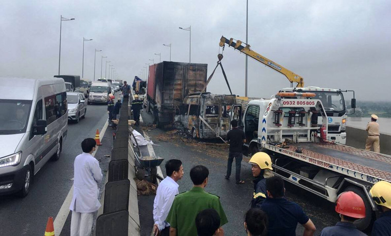 Đến gần 9h sáng nay 21/7, các lực lượng gồm CSGT, Cảnh sát PCCC, y tế...thuộc TP HCM và tỉnh Đồng Nai vẫn đang phối hợp giải quyết hiện trường vụ TNGT nghiêm trọng xe khách tông container xảy ra trên cao tốc TPHCM - Long Thành -Dầu Giây. 