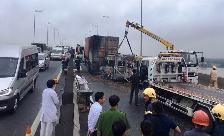 Đến gần 9h sáng nay 21/7, các lực lượng gồm CSGT, Cảnh sát PCCC, y tế...thuộc TP HCM và tỉnh Đồng Nai vẫn đang phối hợp giải quyết hiện trường vụ TNGT nghiêm trọng xe khách tông container xảy ra trên cao tốc TPHCM - Long Thành -Dầu Giây.