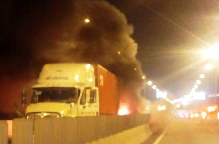 Chiếc xe khách bốc cháy và bị thiêu rụi hoàn toàn; 1 thùng container cũng bị cháy rụi.