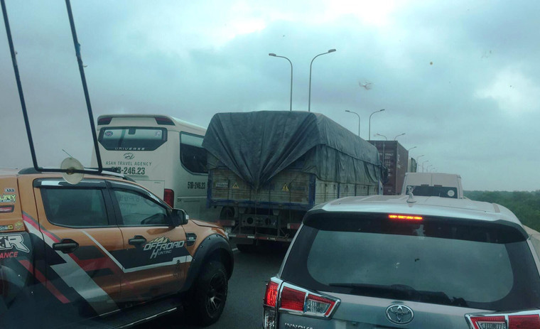 Xe cộ ùn tắc hết sức nghiêm trọng trên đường cao tốc HLD từ sáng sớm nay 21/7.