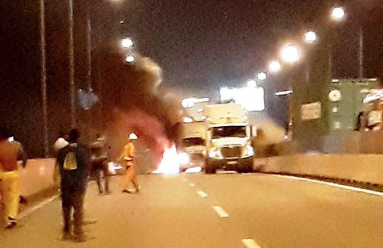 Hàng chục hành khách trên xe đã thoát khỏi xe, tuy nhiên có 2 người đã tử vong trong xe khách.