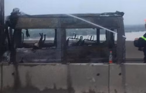Chiếc xe khách cháy rụi. Xác định có 2 người tử vong.