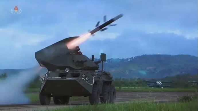 Một đoạn video xuất hiện trên internet ghi lại cảnh sử dụng M-2018 ATGM trong chiến đấu chống lại pháo tự hành AS-90 do Anh sản xuất của Quân đội Ukraine. Điều đáng chú ý là đoạn phim cho thấy quỹ đạo đạn không đặc trưng cho vũ khí Nga. Tên lử chống tăng tự hành tầm xa Bulsae-4 NLOS tiếp cận mục tiêu bằng cú “trượt” sơ bộ để bắn trúng pháo tự hành ở bán cầu trên. 