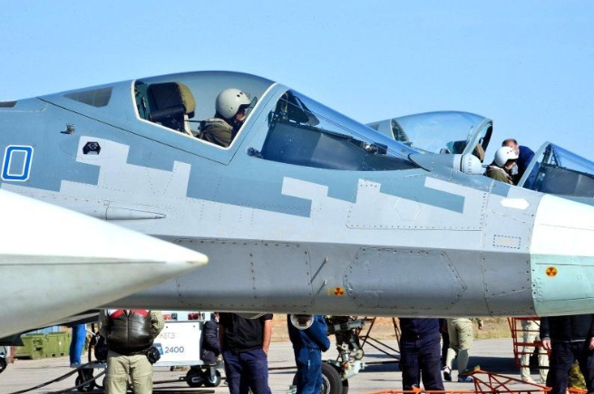 Trước đó, ngày 26/4, Army Recognition đưa tin, Thiếu tá Ilya Yevlash, người phát ngôn của Không quân Ukraine, đã cung cấp thông tin về việc Không quân Nga sử dụng Sukhoi Su-57 Felon tại Ukraine. Mặc dù có khả năng tiên tiến, nhưng lực lượng Nga vẫn thận trọng, giữ Su-57 tránh xa hệ thống phòng không của Ukraine. Su-57 được cho là đã được sử dụng trong một cuộc tấn công vào Nhà máy nhiệt điện Trypillia gần Kiev, khiến hoạt động của nhà máy này bị tê liệt. Các cuộc tấn công tiếp theo nhắm vào cơ sở hạ tầng đường sắt và hậu cần ở Smila và Balaklia, gây thiệt hại và thương tích cho dân thường.