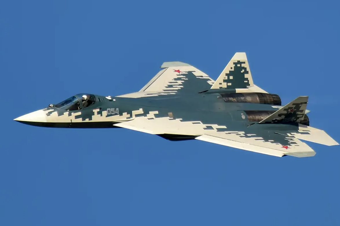 Thiết kế của Su-57 tập trung vào khả năng tàng hình với các tính năng như thân cánh rộng pha trộn, bộ ổn định thẳng đứng nghiêng, vectơ lực đẩy và sử dụng rộng rãi vật liệu composite. Những đặc điểm này, cùng với vật liệu hấp thụ radar và thiết kế cấu trúc tỉ mỉ, giúp giảm đáng kể tiết diện phản xạ radar (RCS) của nó.