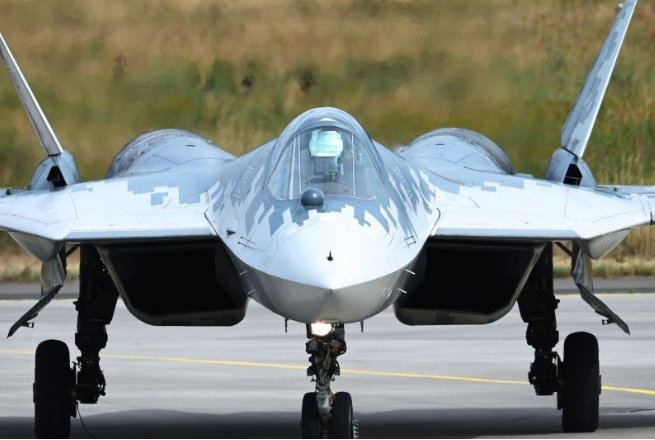 Tuy nhiên, với chỉ khoảng 15-20 chiếc Su-57 đang hoạt động, mỗi chiếc máy bay đều là một tài sản có giá trị cao. Các cuộc tấn công bằng máy bay không người lái của Ukraine đã làm nổi bật điểm yếu của những máy bay chiến đấu tiên tiến này, đặt ra những thách thức về hậu cần cho Nga trong việc duy trì phi đội của mình. Mặc dù các bản nâng cấp có thể mang lại lợi thế chiến thuật, nhưng chúng cũng làm tăng các rủi ro chiến lược liên quan đến việc triển khai Su-57 trong cuộc xung đột.