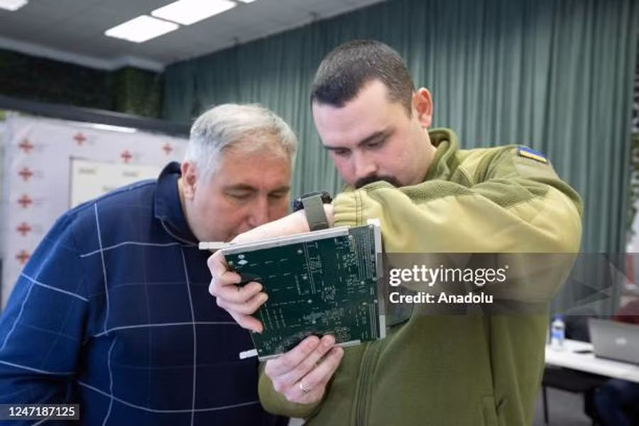 Cơ chế chủ đạo để vượt qua lệnh trừng phạt chính là thông qua một vài quốc gia thân thiện với Nga, họ sẽ mua chip xử lý của phương Tây với danh nghĩa phục vụ nhu cầu bản thân, nhưng sau đó sẽ bán lại cho Moskva.