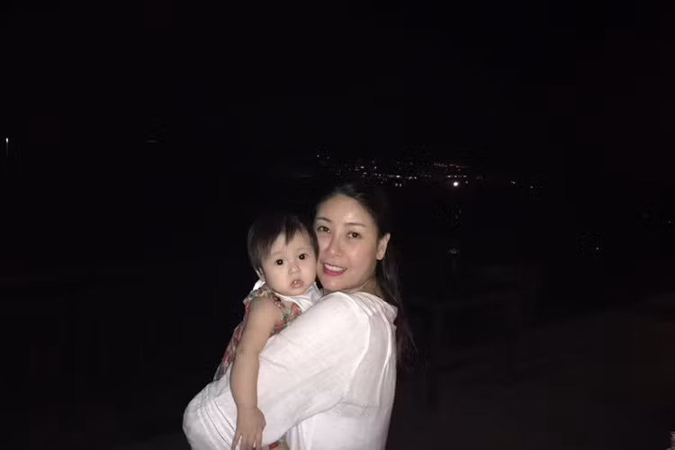 Cô công chúa nhà Hà Kiều Anh chào đời vào tháng 10/2015. Dù chỉ mới được vài tháng tuổi nhưng bé Vivian đã được bố mẹ đưa đi du lịch ở nhiều nơi. 