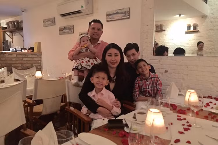  Hà Kiều Anh vừa có buổi sinh nhật ấm cúng bên ông xã Huỳnh Trung Nam và các con. Cậu con trai riêng của chồng Hà Kiều Anh (áo đen) cũng tham dự. 