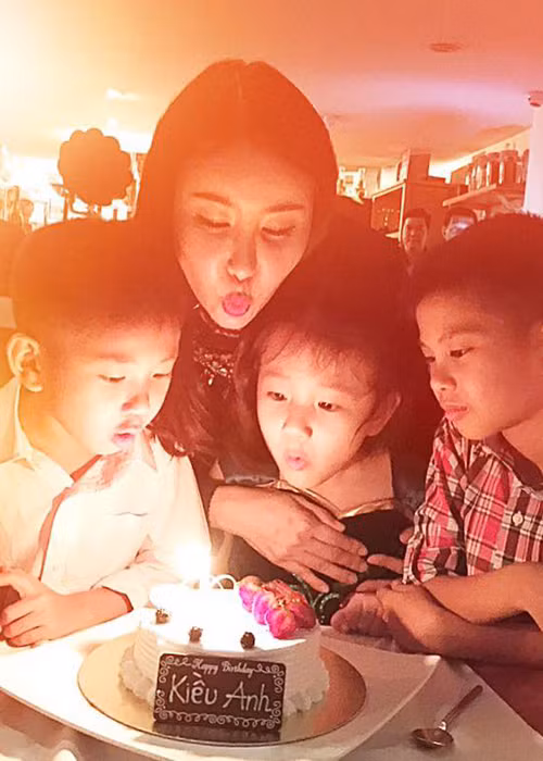 Hoa hậu Hà Kiều Anh hạnh phúc thổi nến mừng tuổi mới bên các con. 