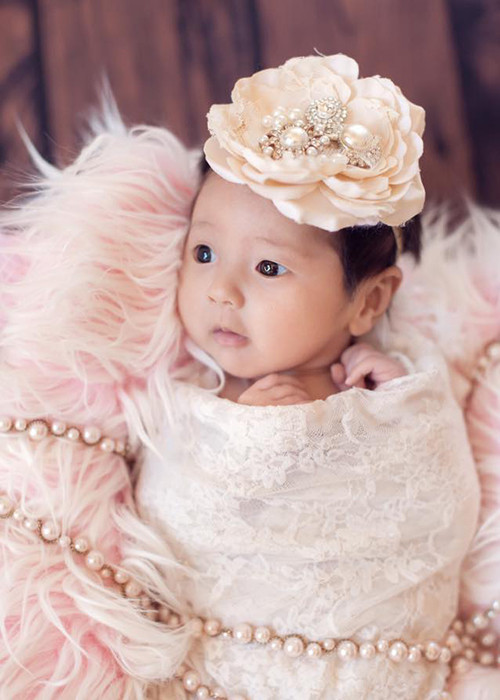 Mới đây, Hà Kiều Anh lần đầu khoe trọn bộ ảnh thiên thần nhỏ của mình lúc tròn một tháng tuổi. 