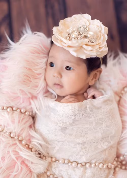 Mới đây, Hà Kiều Anh lần đầu khoe trọn bộ ảnh thiên thần nhỏ của mình lúc tròn một tháng tuổi. 