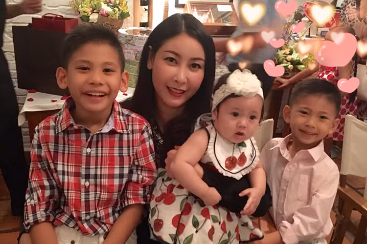 Chia sẻ hình ảnh buổi sinh nhật tuổi 40, Hoa hậu Việt Nam 1992 tâm sự: “Hôm nay mình đã chính thức cộng thêm một tuổi. Chỉ trong một năm mà có bao nhiêu thay đổi trong cuộc đời. Nhớ năm ngoái bức hình gia đình chỉ có ba mẹ con nhưng năm nay đã thành bốn. Gia đình có thêm một thành viên mới - con gái Vivian. Có thật nhiều con là mơ ước của mình”. 