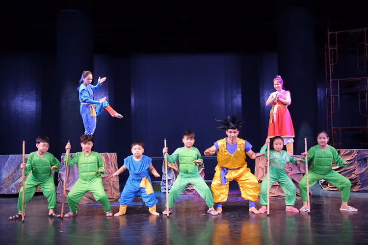 Vào dịp Quốc tế Thiếu nhi 1/6, bé Bi (thứ ba từ trái sang) đóng hài cùng bố Xuân Bắc (thứ ba từ phải sang) trong một chương trình đặc biệt mang tên "Ngọc Rồng". (Ảnh: Facebook Xuân Bắc)