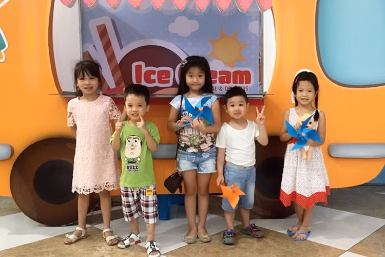 Nhóc tì của "Bố ơi! Mình đi đâu thế?" mùa 2 vui vẻ chơi đùa cùng các bạn. (Ảnh: Facebook Lã Thanh Huyền)