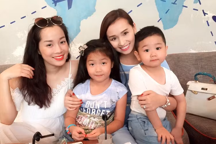 Gia đình diễn viên Mạnh Trường khá thân thiết với gia đình diễn viên Lã Thanh Huyền và gia đình diễn viên Minh Hương (ngoài cùng bên trái). (Ảnh: Facebook Lã Thanh Huyền)