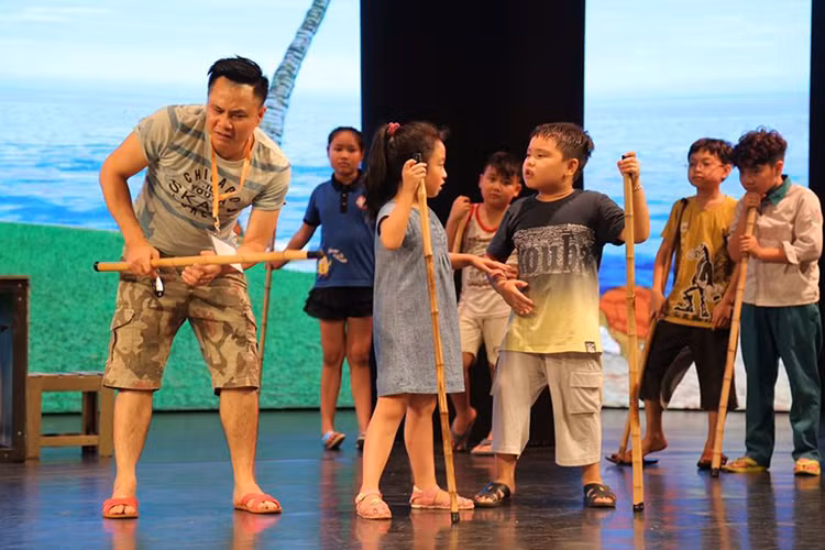 Còn nhớ, trong chương trình "Bố ơi! Mình đi đâu thế?", con trai danh hài Xuân Bắc từng chứng tỏ năng khiếu nghệ thuật khi trổ tài diễn xuất, làm đạo diễn. (Ảnh: Facebook Xuân Bắc)