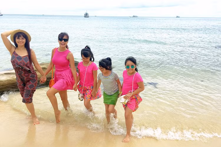 Bé Suti (ngoài cùng bên phải) lại được mẹ là người mẫu Thúy Hạnh dẫn đi du lịch ở Phú Quốc để mừng ngày 1/6. (Ảnh: cựu người mẫu Thúy Hạnh)