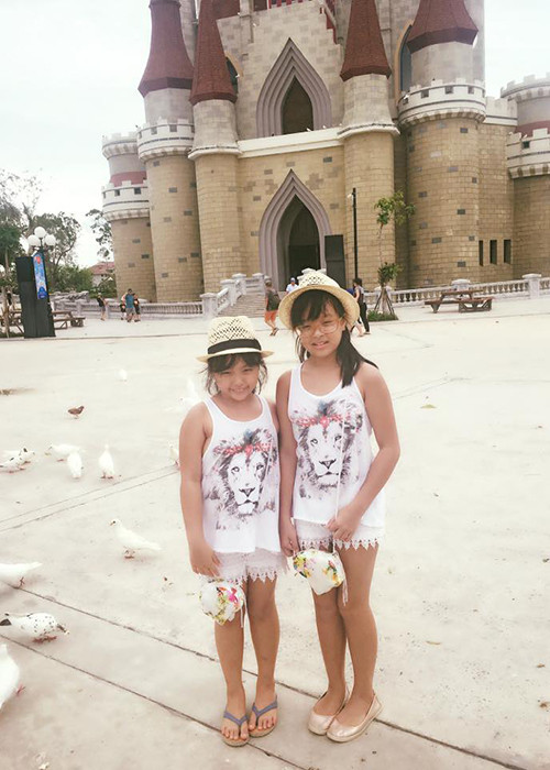 Bé Suti rất thân thiết với chị gái tên Suli. Trong chuyến du lịch, cả hai diện trang phục ton sur ton và quấn quýt không rời. (Ảnh: cựu người mẫu Thúy Hạnh)