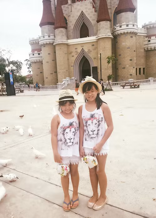 Bé Suti rất thân thiết với chị gái tên Suli. Trong chuyến du lịch, cả hai diện trang phục ton sur ton và quấn quýt không rời. (Ảnh: cựu người mẫu Thúy Hạnh)
