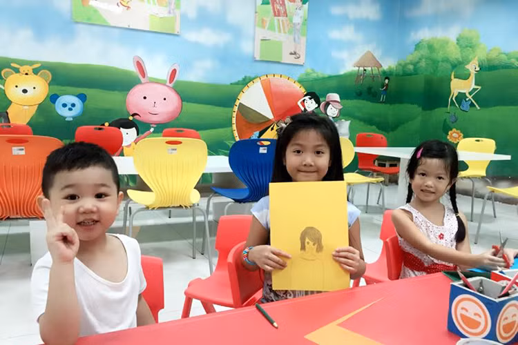 Con gái diễn viên Mạnh Trường trổ tài vẽ tranh khi đi chơi cùng bố. (Ảnh: Facebook Lã Thanh Huyền)