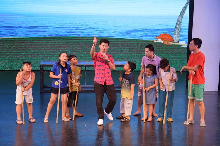 Trên sàn tập, bé Bi luôn nghiêm túc tập luyện cùng bố và các bạn tham gia diễn xuất trong chương trình "Ngọc Rồng". (Ảnh: Facebook Xuân Bắc)