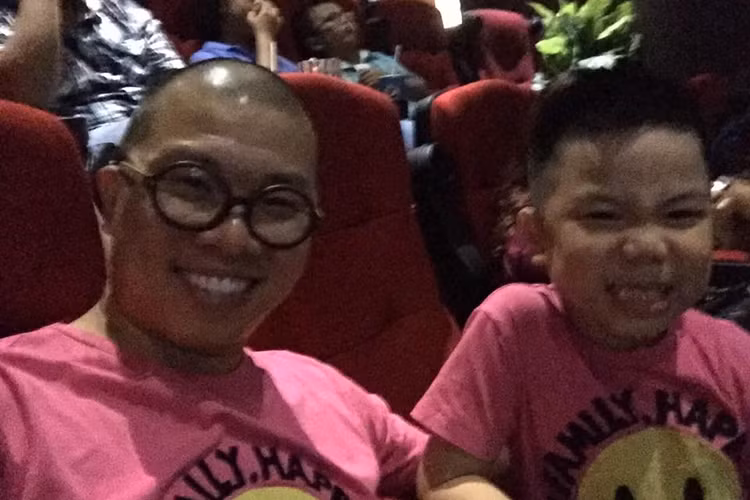 Bé Híp lại được bố Hải Anh dẫn đi xem một chương trình thiếu nhi. Cặp bố con của "Bố ơi! Mình đi đâu thế?" diện áo đôi và tỏ ra rất vui vẻ mừng ngày 1/6. (Ảnh: Facebook diễn viên Hải Anh)