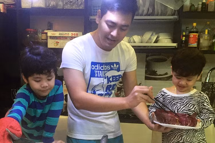 Bé Bảo Minh và Nhật Minh cùng bố Phan Anh hào hứng vào bếp chuẩn bị bữa tối cho gia đình nhân ngày Quốc tế phụ nữ 8/3.