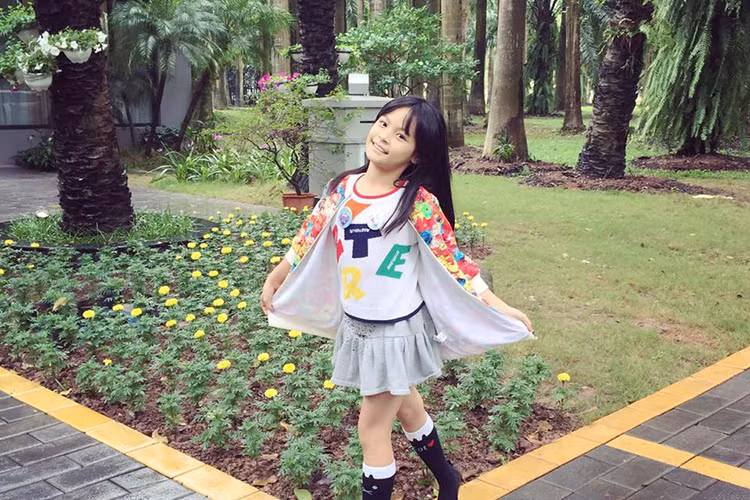 Con gái Phan Anh được nhiều người yêu mến. Cô bé sở hữu gương mặt xinh xắn, đáng yêu và mái tóc dài đen mượt.